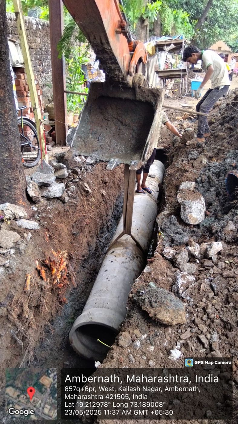 Drainage pipes being aligned in the trench during execution