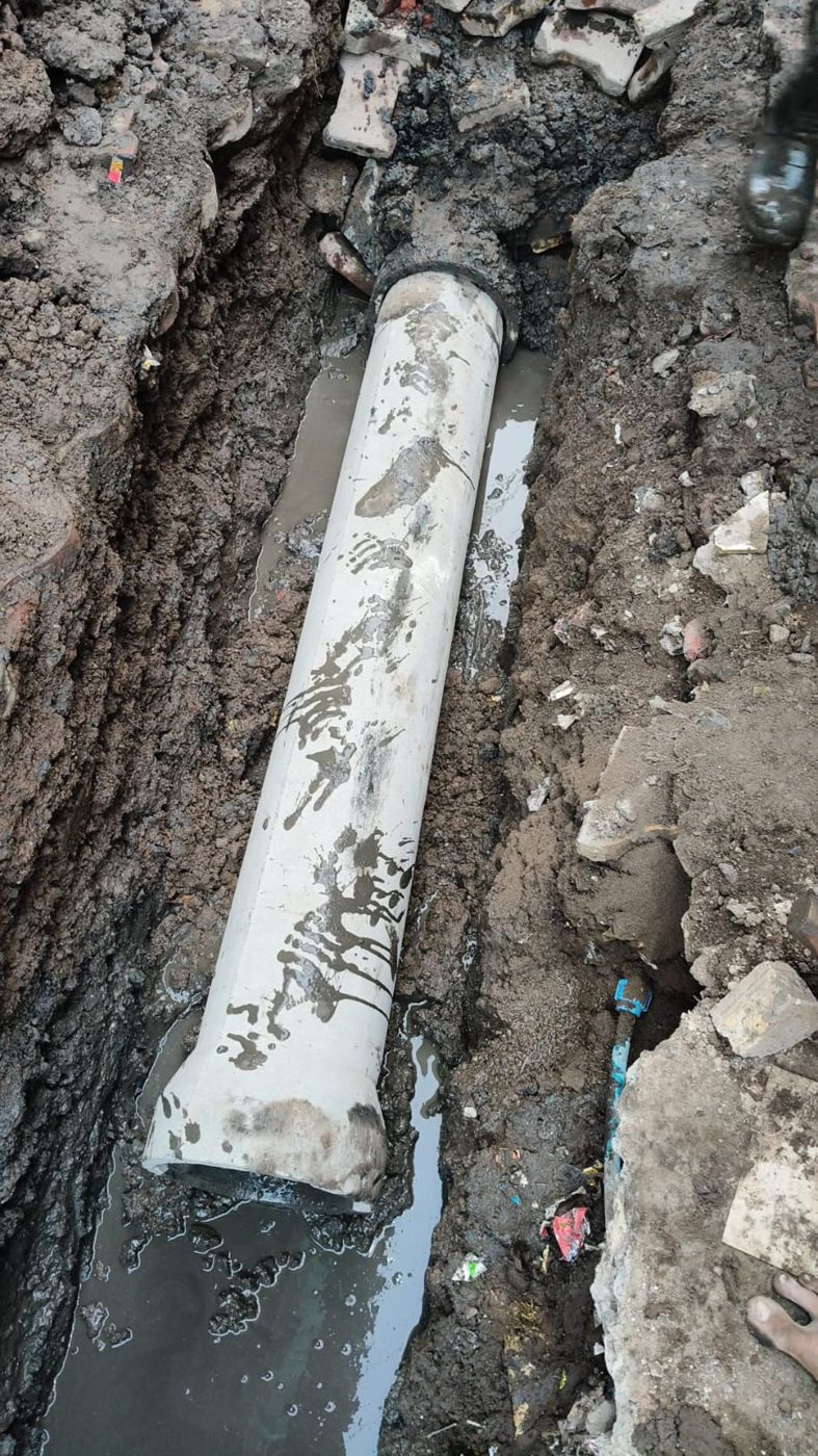 Pipe placed on the prepared bed