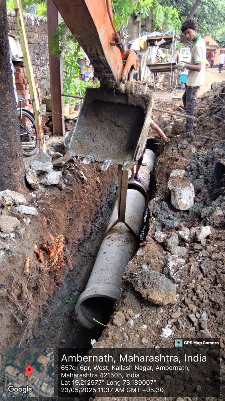 Pipe laying in the trench